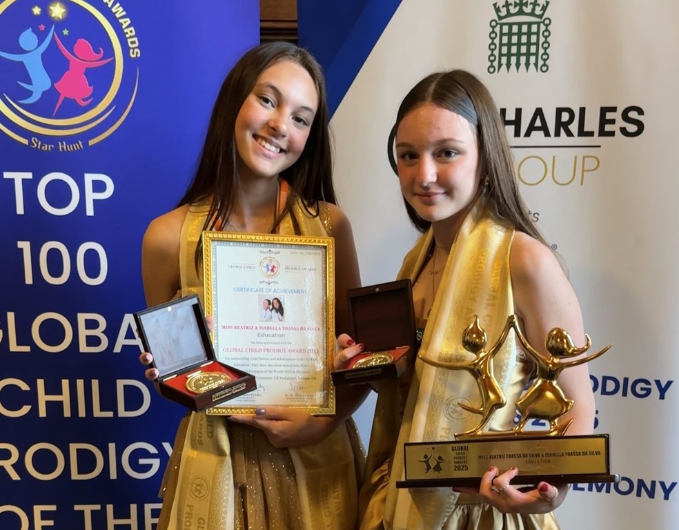 Irmãs brasileiras recebem prêmio em Londres por talento excepcional na infância Beatriz e Isabella foram reconhecidas no prêmio Global de Crianças Prodígio na categoria Educação (Foto: Arquivo Pessoal)