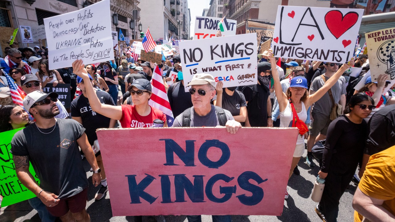Manifestantes em ato contra o governo Trump sob o slogan "Sem Reis" ("No Kings") em Los Angeles. 14/06/2025 (Foto: Ringo Chiu/AFP)