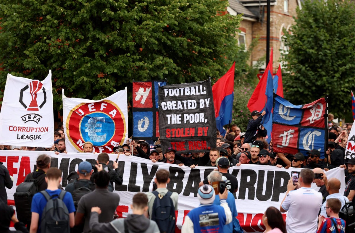 Torcedores do Crystal Palace protestam contra exclusão da Liga Europa em Selhurst Park Foto: Reprodução/The Athletic UK