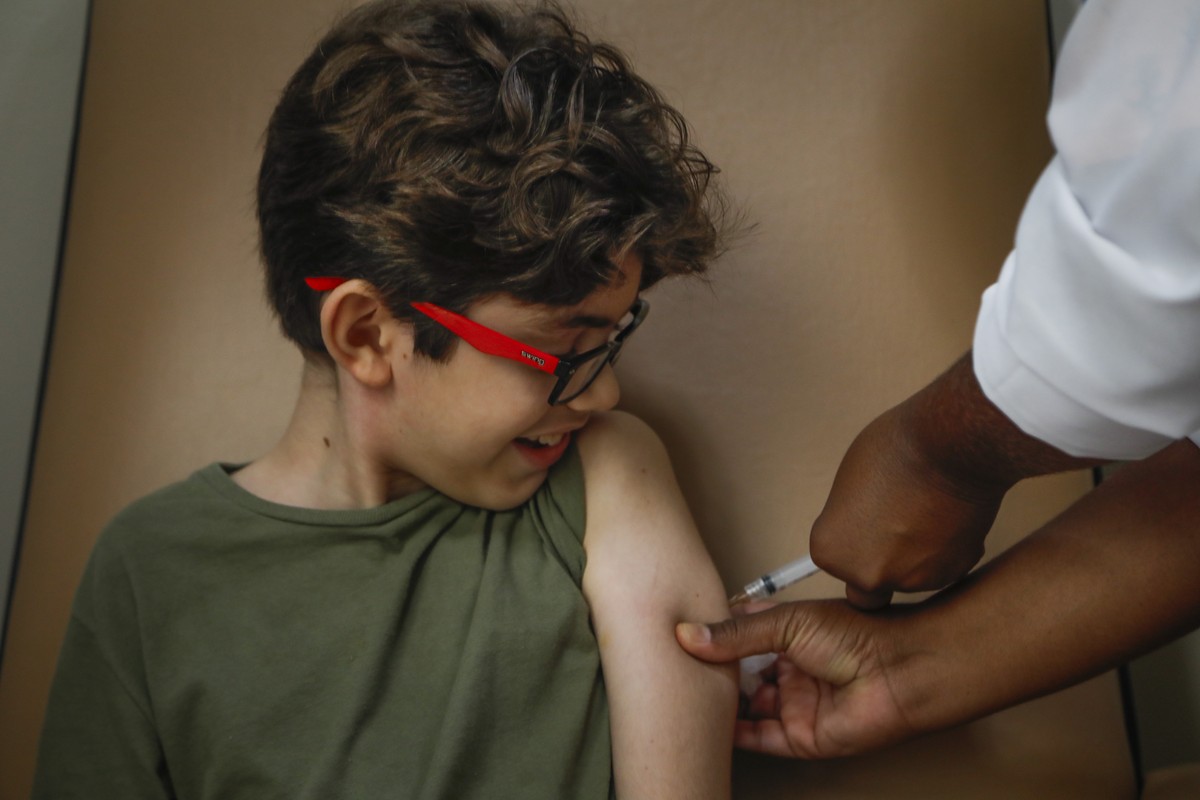Negacionismo é rejeitado em debate sobre ciência e saúde pública Crianças de 10 e 11 anos estão sendo imunizadas contra a dengue (Foto: Guito Moreto)