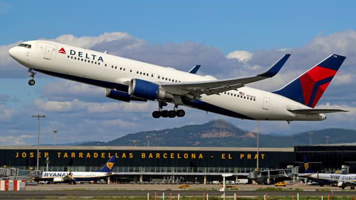Ações da Delta sobem 10% após previsão de lucros para 2025 e estabilização de reservas Um Boeing 767-332(ER) da Delta Air Lines decola do Aeroporto de Barcelona El Prat em Barcelona no dia 8 de outubro de 2024. (Foto: Joan Valls | Nurphoto | Getty Images)