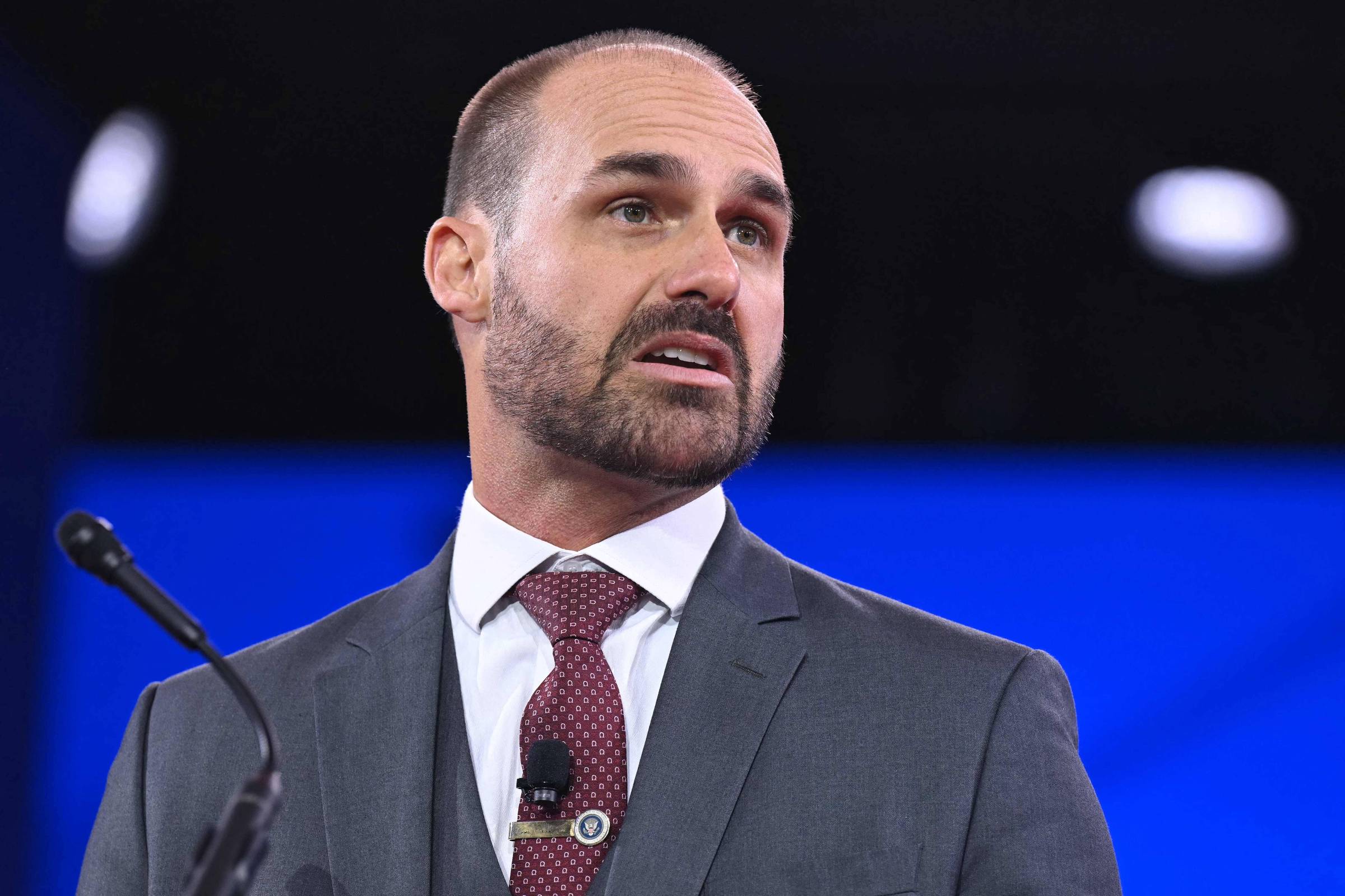 Eduardo Bolsonaro e Tarcísio selam paz após críticas sobre tarifaço Deputado licenciado Eduardo Bolsonaro (PL-SP), que mora nos EUA (Foto: Saul Loeb/AFP)