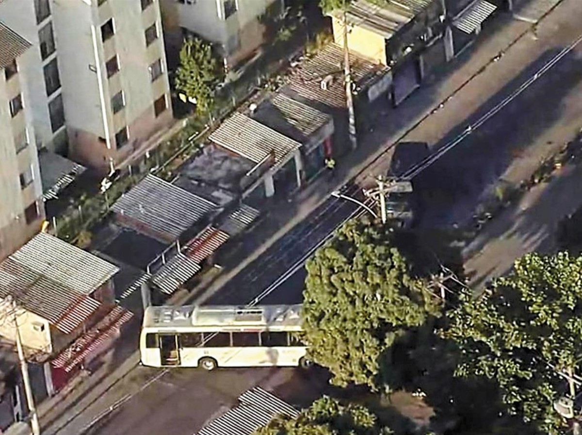Polícia Militar apreende armamento pesado em operações em quatro comunidades Bandidos sequestraram ônibus e deixaram no meio da rua para dificultar o trabalho da polícia em Costa Barros (Foto: Reprodução/TV Globo)