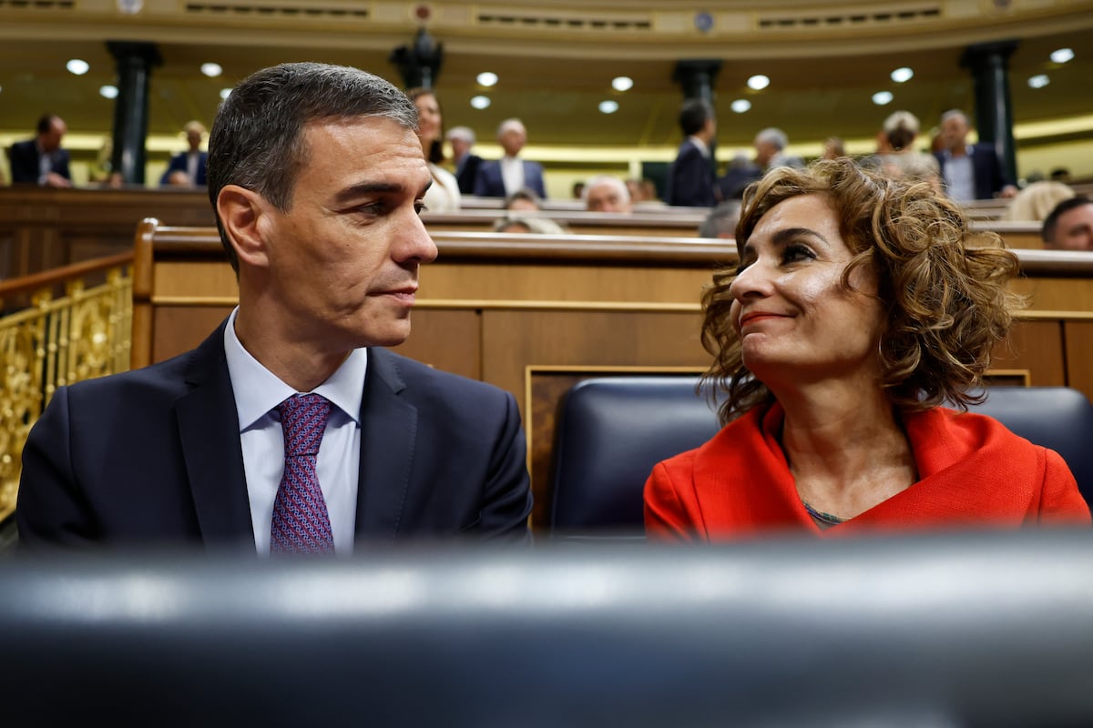 O governo espanhol considera fracassado o plano da oposição para derrubá-lo O presidente do Governo, Pedro Sánchez, e a vice-presidente primeira e ministra da Fazenda, María Jesús Montero, chegam ao plenário do Congresso dos Deputados em 9 de julho. (Foto: Mariscal/EFE)