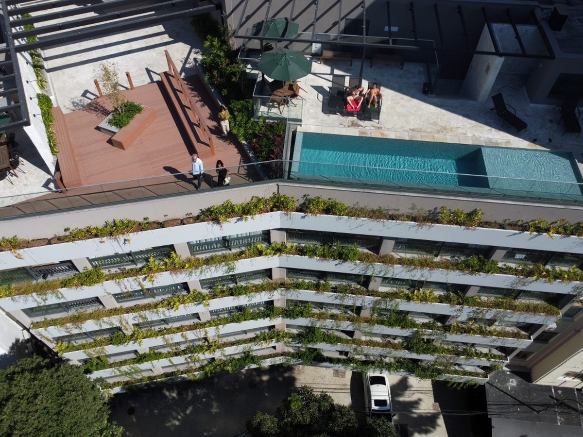 Vista para o verde. Glória Del Art substituiu antigo prédio da Rádio Globo, na Rua do Russel: duas piscinas, sala de cinema e wine bar, além da proximidade do aeroporto Santos Dumont e de pontos turísticos — Foto: Custodio Coimbra