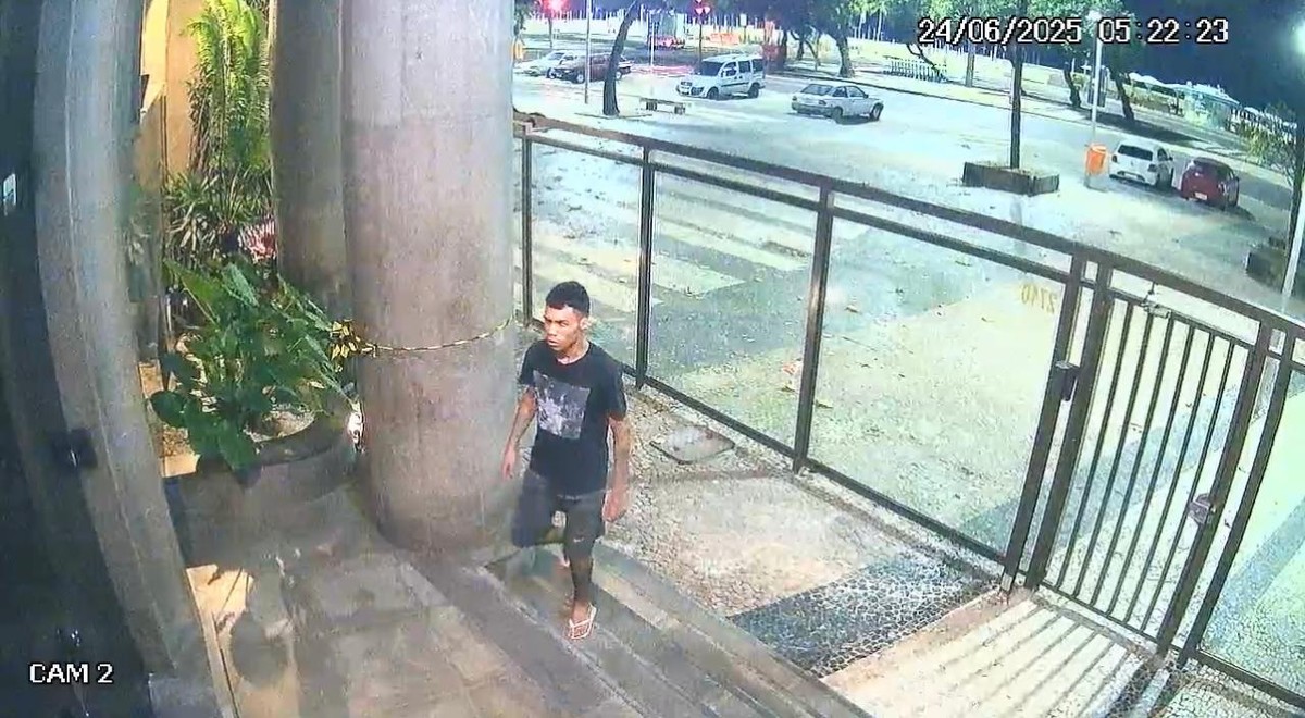 Patrick Rocha Maciel após invadir um prédio na Avenida Atlântica (Foto: Reprodução)
