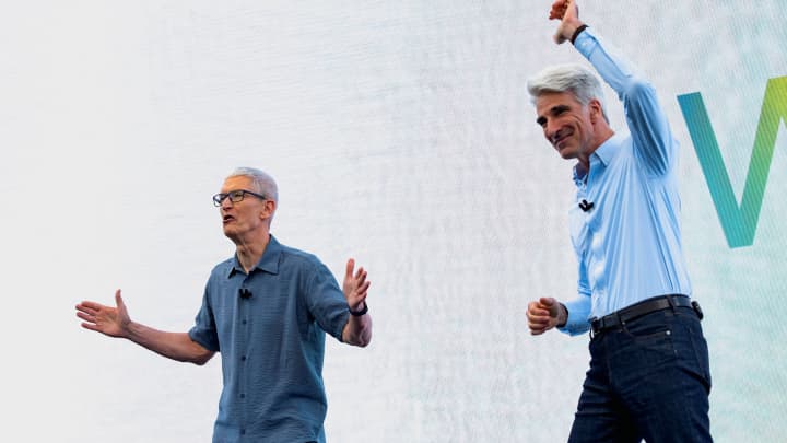 Executivo-chefe da Apple, Tim Cook, e o vice-presidente sênior de engenharia de software, Craig Federighi, falam durante a Conferência Anual de Desenvolvedores da Apple na sede da empresa em Cupertino, Califórnia, EUA, em 9 de junho de 2025. (Foto: Laure Andrillon | Reuters)