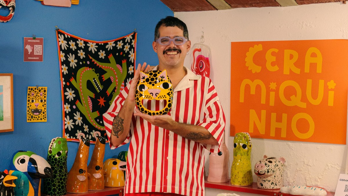 Designer e ilustrador Guilherme Lira, de 33 anos, se inspira durante o carnaval, no sobe e desce das ladeiras de Olinda, para desenhar e moldar as máscaras e os vasos divertidos da Ceramiquinho, marca que lançou há dois anos, em um formato caseiro, mas que cresceu rápido. (Foto: Divulgação)