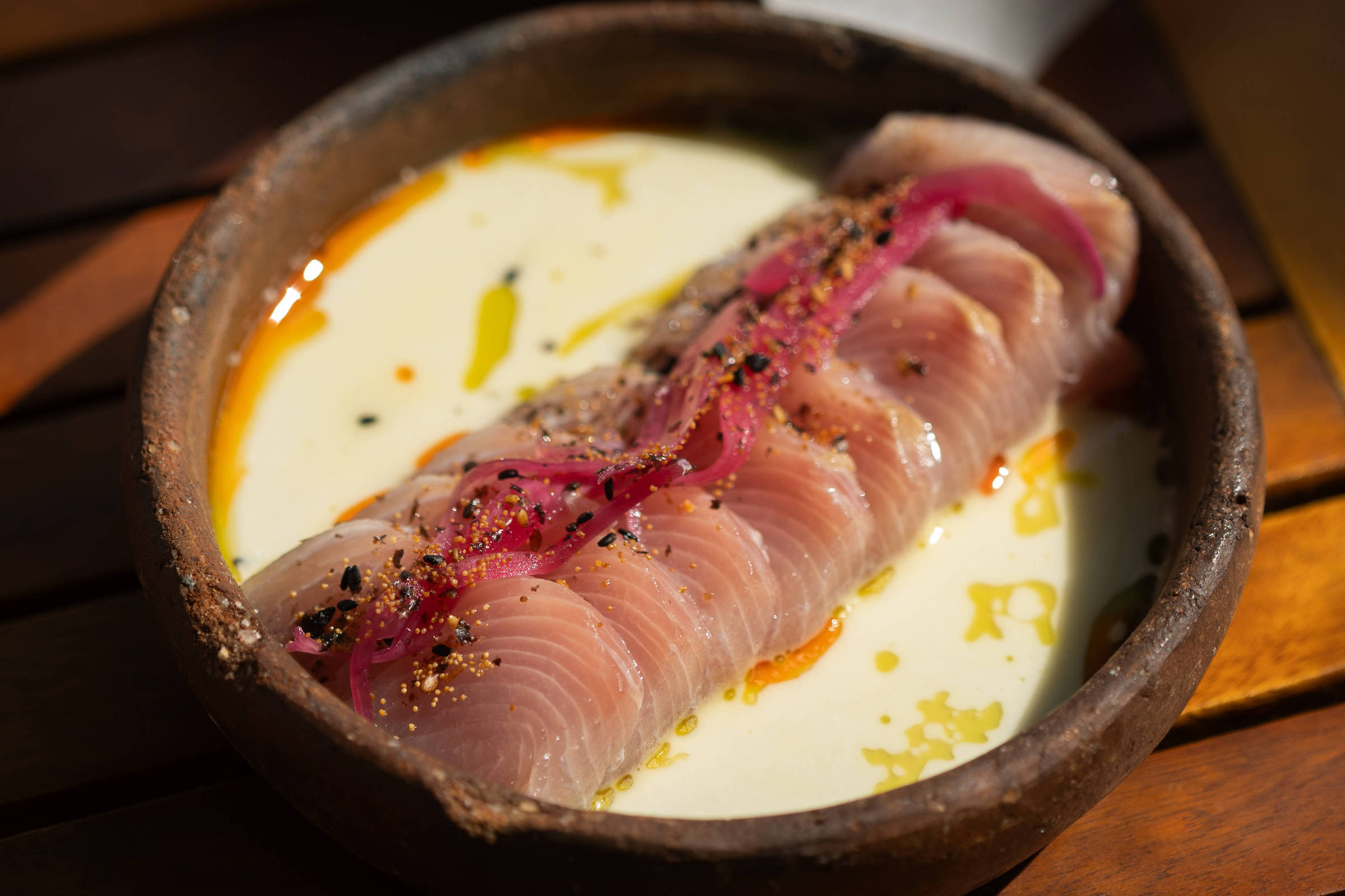 Ocyá traz charcutaria do mar e eleva a gastronomia de pescados no Rio Prato servido no restaurante Ocyá, localizado na Ilha Primeira, no Rio de Janeiro. O estabelecimento é comandado pelo chef Gerônimo Athuel, que também é pescador (Foto: Paula Giolito/Folhapress)