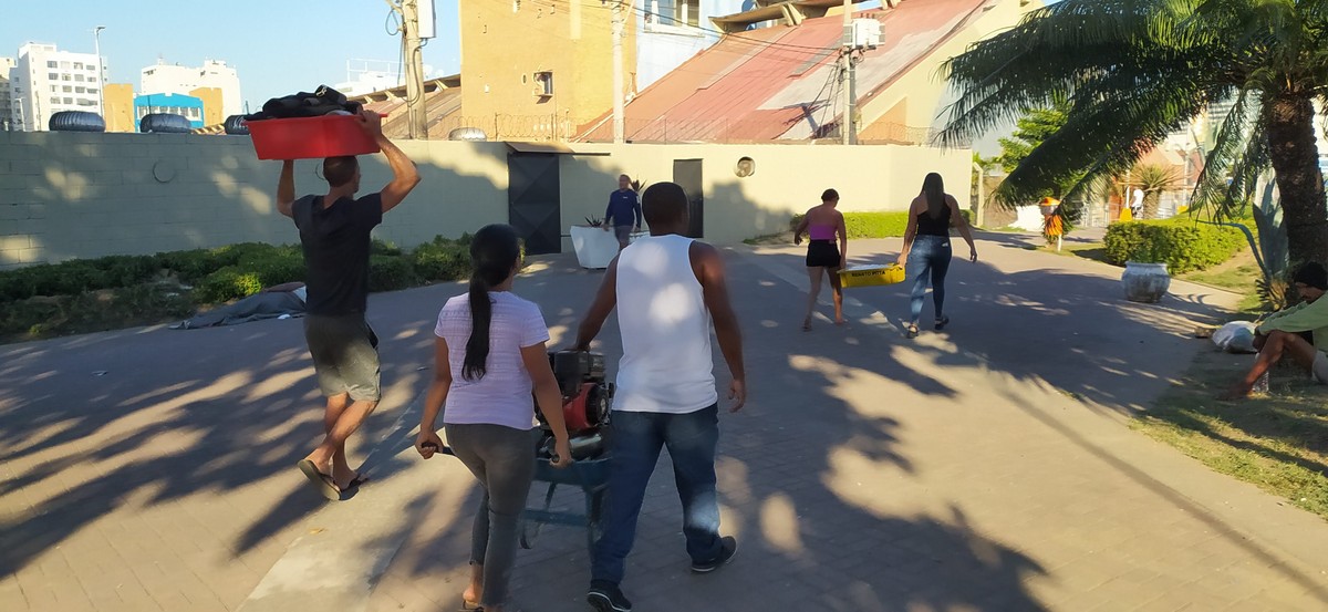 Marisqueiros de Niterói reivindicam acesso ao Terminal João Goulart para carga e descarga Marisqueiros precisam transportar a pé, por centenas de metros, gelo, equipamentos e produção (Foto: Felipe Gelani)