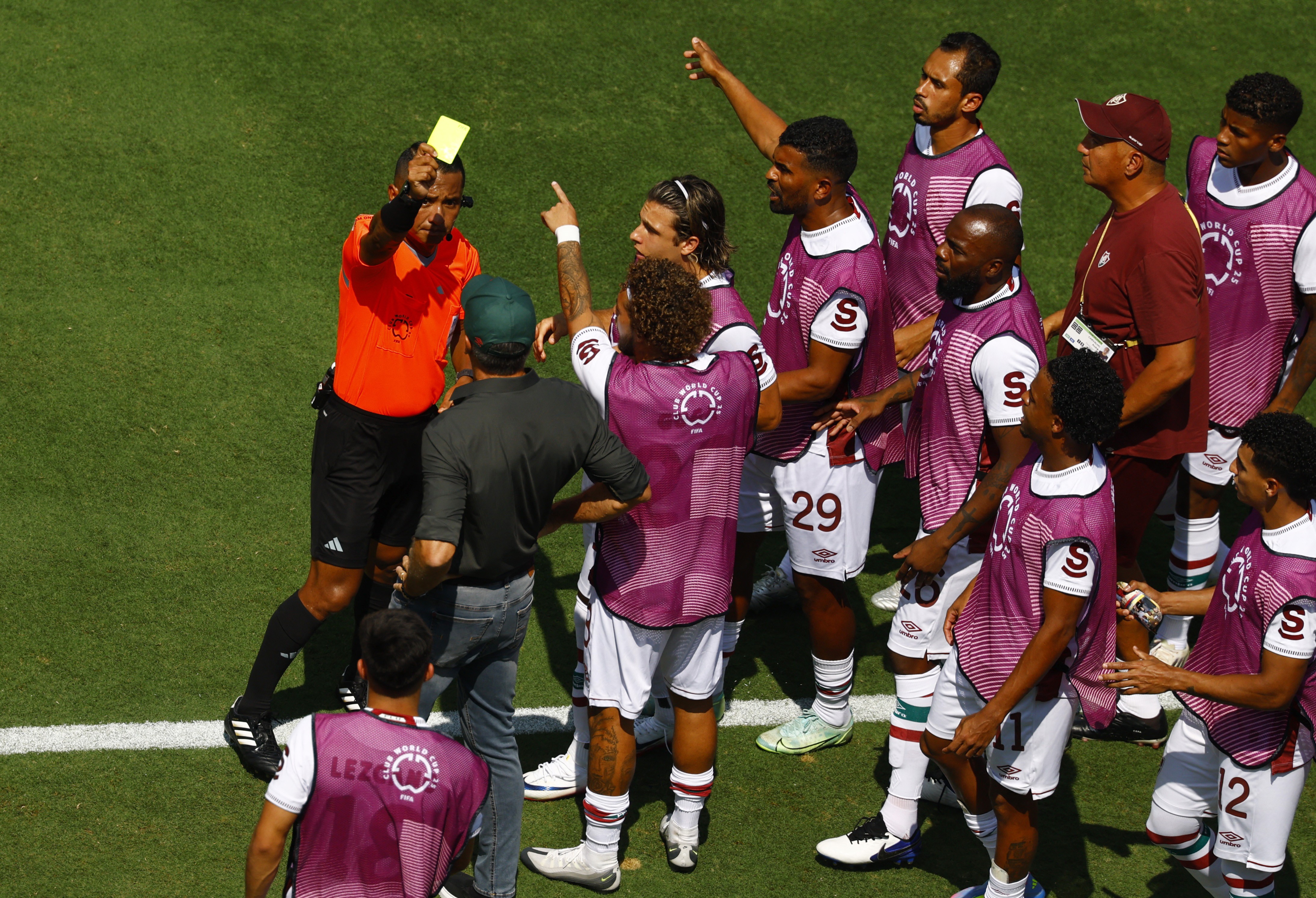 Renato Gaúcho chuta bola e provoca tumulto no mundial