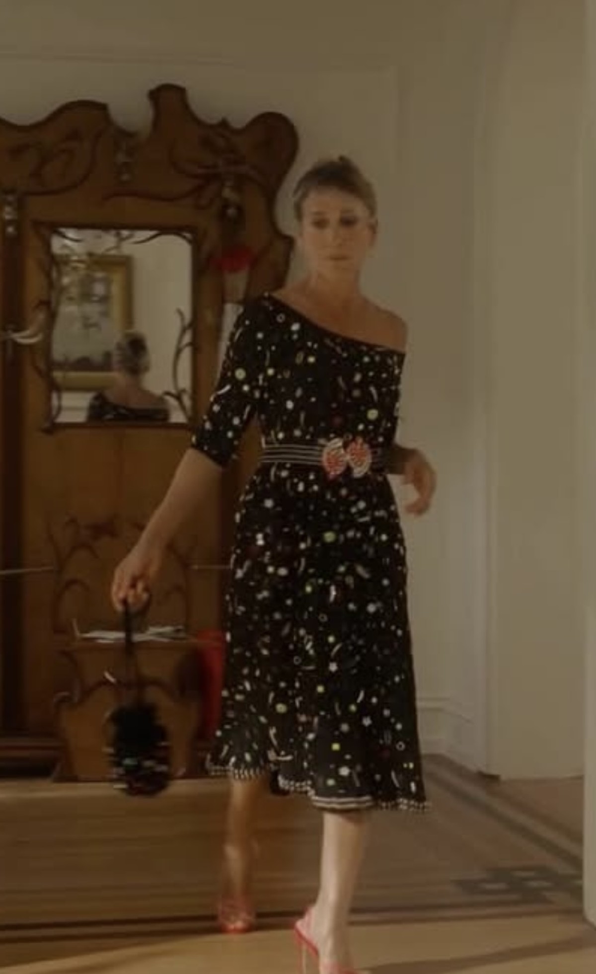 Isabela Capeto cria vestido inspirado em Carrie de 'And just like that...' Atriz Sarah Jessica Parker como Carrie em 'And Just Like That...', de Isabela Capeto — Foto: Reprodução
**Output:**
Atriz Sarah Jessica Parker como Carrie em 'And Just Like That...', de Isabela Capeto (Foto: Reprodução)
