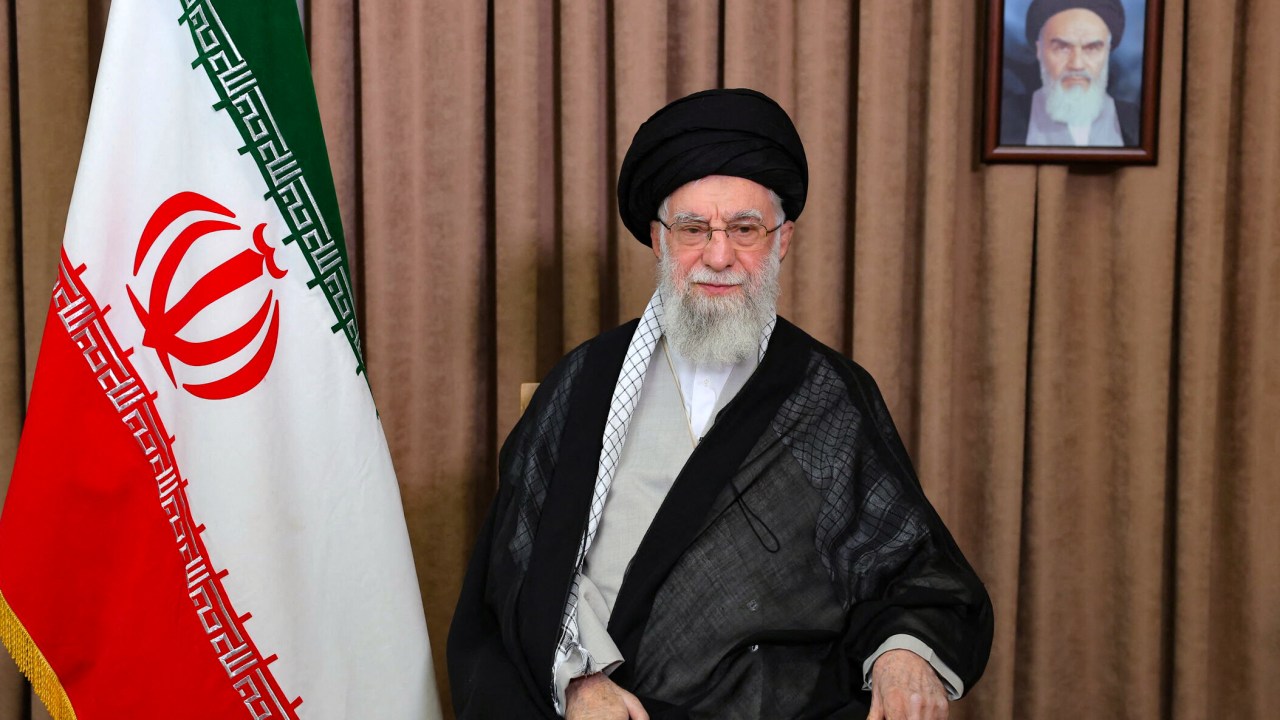 Líder supremo iraniano, o aiatolá Ali Khamenei. 13/06/2025 (Foto: Khamenei.ir/AFP)