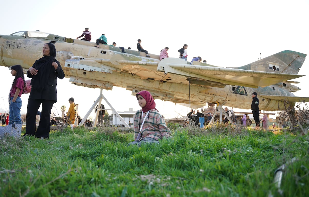 Mudanças climáticas em Irak comprometem infância e futuro das novas gerações Crianças brincam ao redor do Monumento aos Mártires, entre aviões de guerra e veículos militares do regime baasista em Halabja, Iraque, em 16 de março de 2025. (Foto: Anadolu via Getty Images)