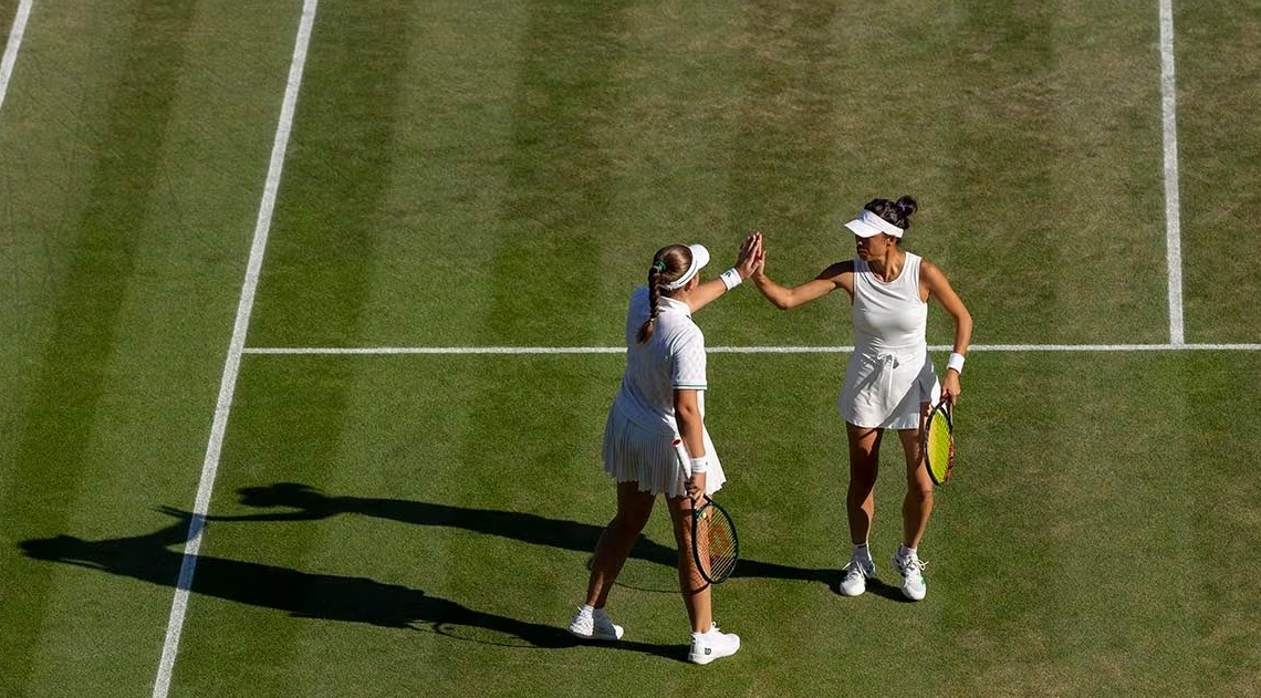 Hsieh e Ostapenko buscam conquistar o quinto título de Wimbledon juntas Hsieh e Ostapenko buscam conquistar o quinto título de Wimbledon juntas