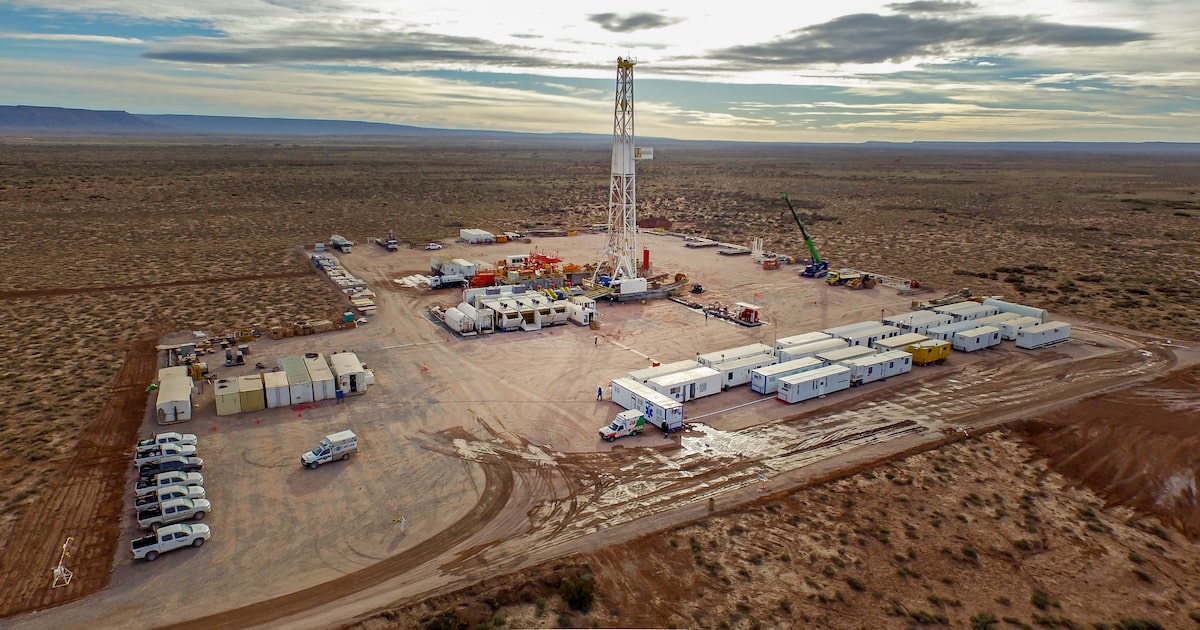 Extração de petróleo na Vaca Muerta, em dezembro de 2016 (Foto: SobrevolandPatagonia/Adobe Stock)