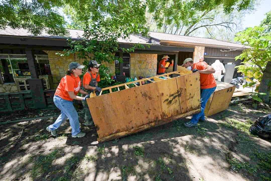 Franklin Graham envia ajuda ao Texas após enchentes que deixaram mais de 100 mortos Equipes da Samaritan’s Purse e da Associação Evangelística Billy Graham foram mobilizadas. (Foto: Samaritan’s Purse)