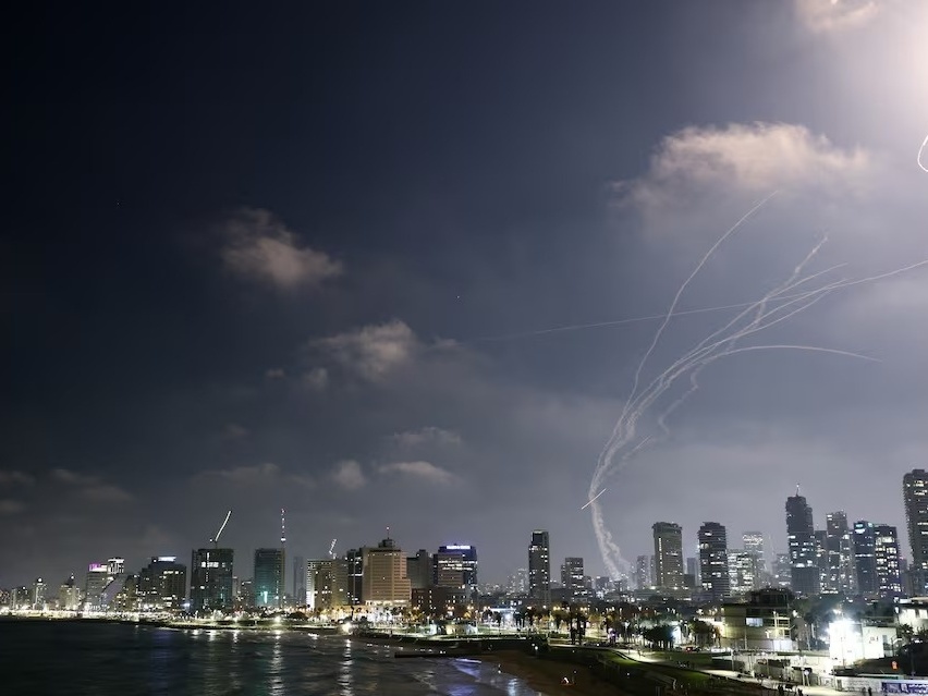 Mísseis iranianos atingiram Tel Aviv, em Israel (Foto: Reprodução/Reuters)
