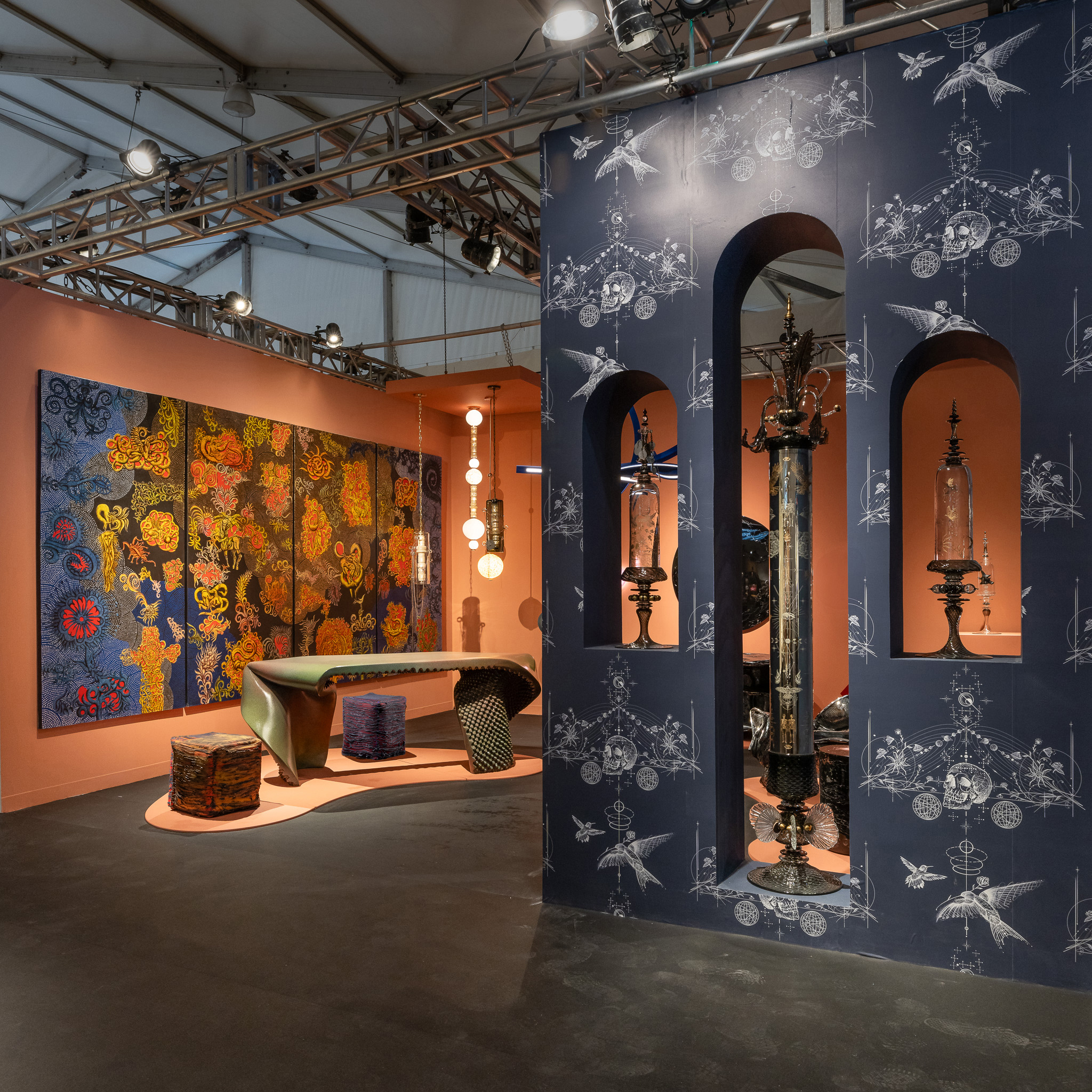 Demanda crescente e preços históricos impulsionam força do mercado de design Apresentação da Wexler Gallery na Design Miami 2024, apresentando obras de Andy Paiko e Dr. Woo, Henry Bermudez, Benjamin Gillespie, Nick Missel, Feyza Kemahlioglu e Gregory Nangle. Imagem de Silvia Ros, cortesia da Wexler Gallery (Foto: Silvia Ros, Courtesy of Wexler Gallery)