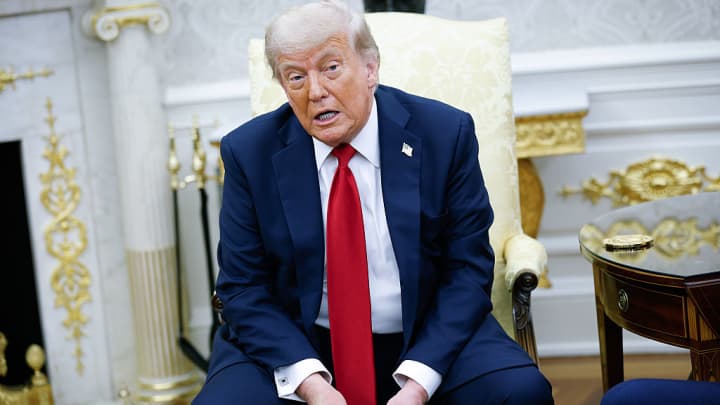 Trump ameaça impor tarifas de 100% à Rússia se paz na Ucrânia não for alcançada O presidente dos EUA, Donald Trump, flanqueado pelo vice-presidente JD Vance e pelo secretário de Estado dos EUA, Marco Rubio, se encontra com o secretário-geral da OTAN, Mark Rutte, no Salão Oval da Casa Branca em Washington, D.C., EUA, em 14 de julho de 2025. (Foto: Nathan Howard | Reuters)
