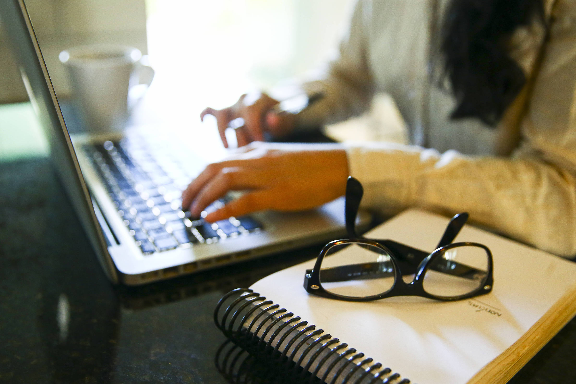 Inteligência artificial revoluciona aprendizado no trabalho em modelo híbrido Mulher digita em notebook durante trabalho remoto (Foto: Marcelo Camargo /Agência Brasil)