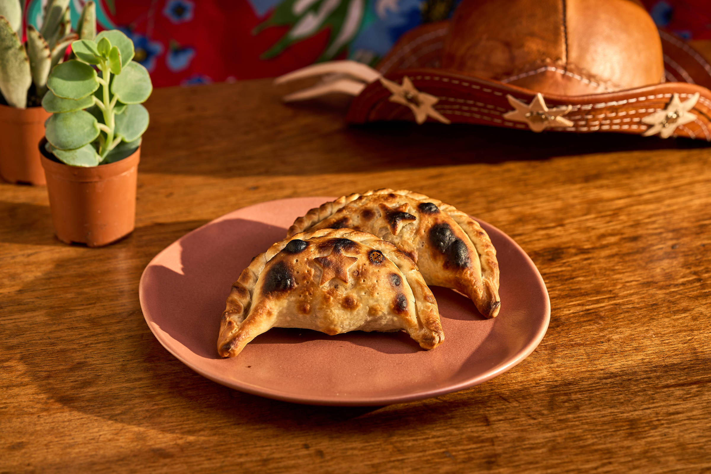 Empanada sertaneja, de carne-de-sol com nata, parceria da La Guapa e Mocotó (Foto: Dersú Szuparits/Divulgação)