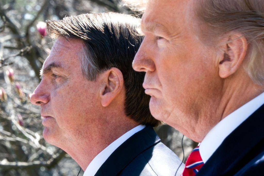 Ministros do STF alertam sobre fuga de Bolsonaro com ajuda de Donald Trump Bolsonaro se encontra com Donald Trump (Foto: Getty Images)