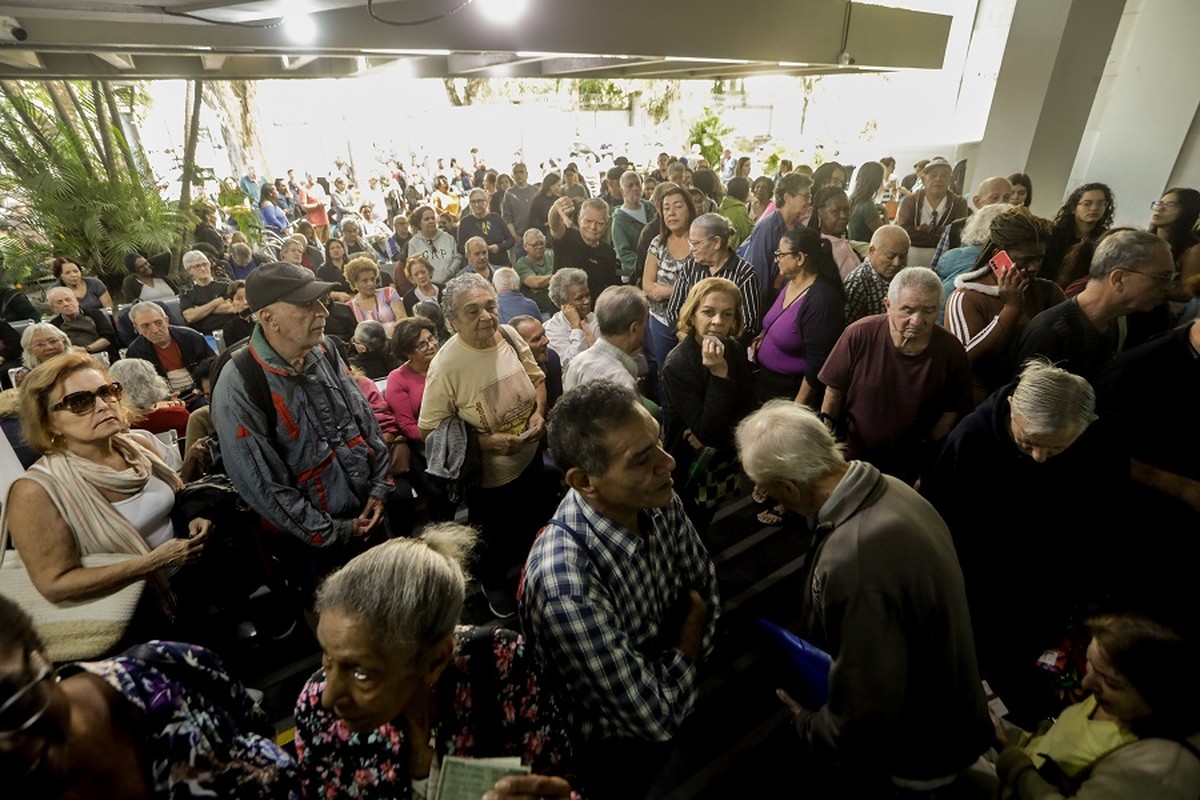 Jaé é multada em mais de R$ 12 milhões por desrespeito aos direitos do consumidor Centenas de pessoas aguardam, em 08/07/2025, para obter o cartão Jaé, no posto da Rua Dona Mariana, em Botafogo (Foto: Gabriel de Paiva/Agência O Globo)