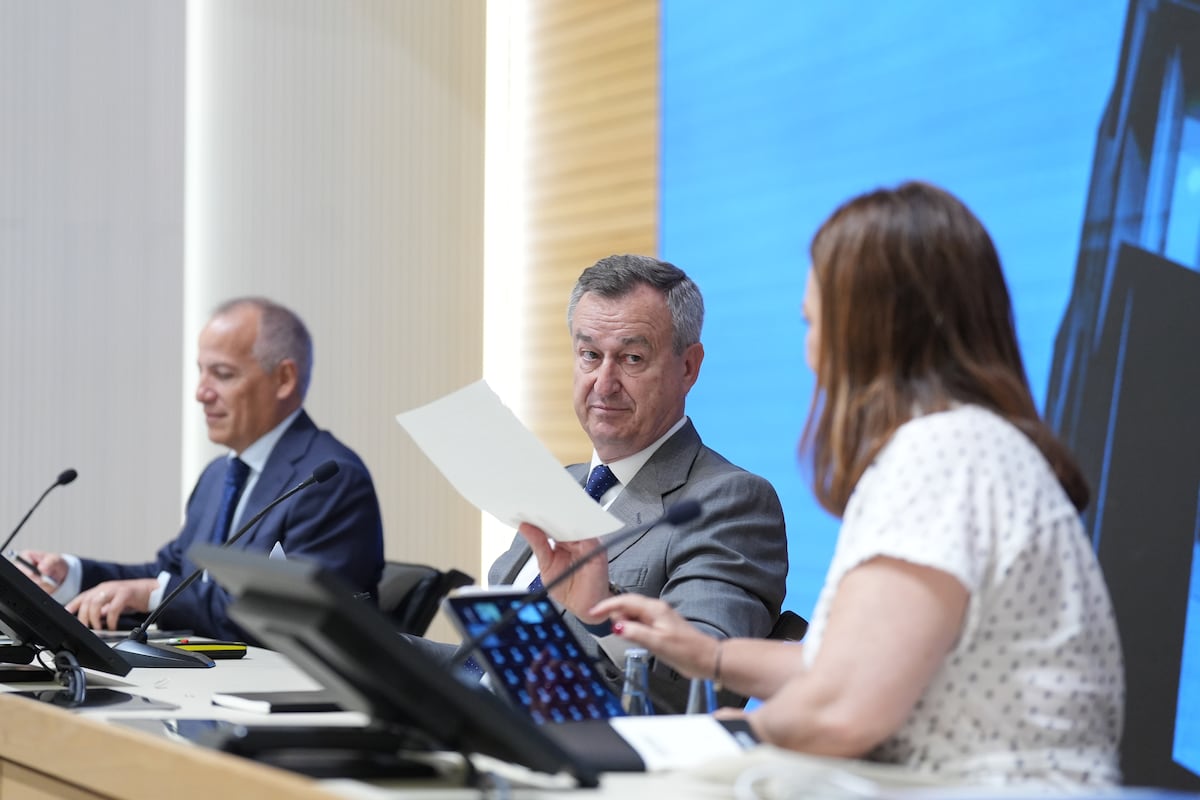 Banco Sabadell busca engajar acionistas com plano estratégico em agosto O conselheiro delegado do Banc Sabadell, César González-Bueno, e o diretor financeiro, Sergi Palavecino, explicaram a venda do TSB. (Foto: David Zorrakino/Europa Press)