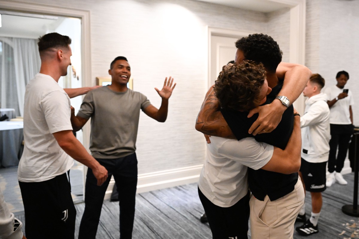 Alex Sandro e Danilo visitam hotel da Juventus durante Mundial de Clubes (Foto: Divulgação/Juventus)