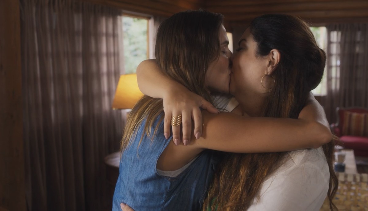 'Rensga hits!' traz romance entre personagens de Deborah Secco e Fabiana Karla Deborah Secco e Fabiana Karla em 'Rensga hits!' (Foto: Reprodução/Globoplay)