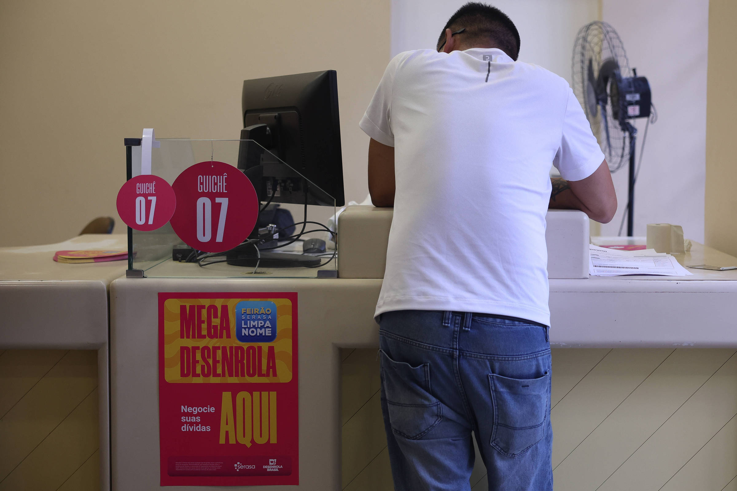 Negociação de dívidas entre jovens de 18 a 25 anos cresce 49%, revela Serasa Atendimento do MegaFeirão da Serasa na agência do correio central no vale do Anhangabau, capital paulista (Foto: Zanone Fraissat - 4.mar.24/Folhapress)