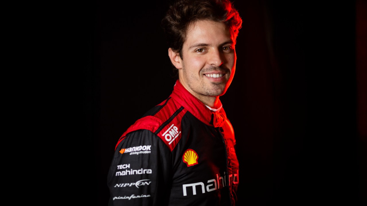 Três brasileiros competem na etapa de Berlim da Fórmula E com nova estreia Delipe Drugovich com o macacão da Mahindra: estreia na categoria de monopostos elétricos (Foto: Formula E/Mahindra/Divulgação)
