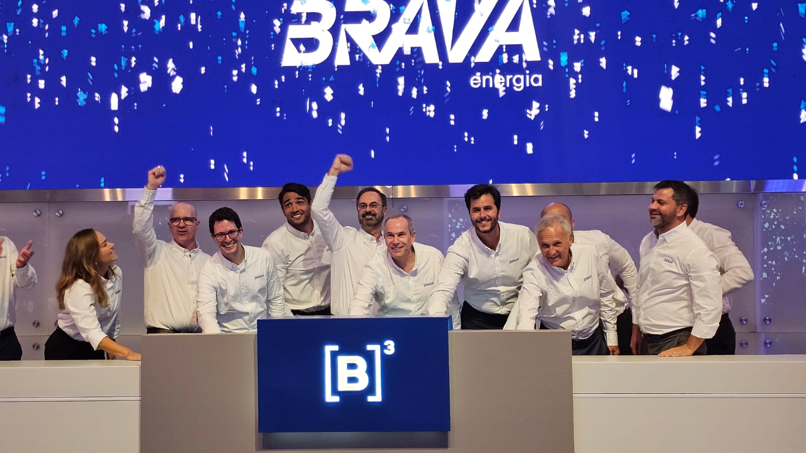 Brava se destaca no mercado em julho e apresenta oportunidade de investimento Décio Oddone (ao centro) e a diretoria-executiva da Brava Energia em toque simbólico da campainha na B3 (Foto: InfoMoney)