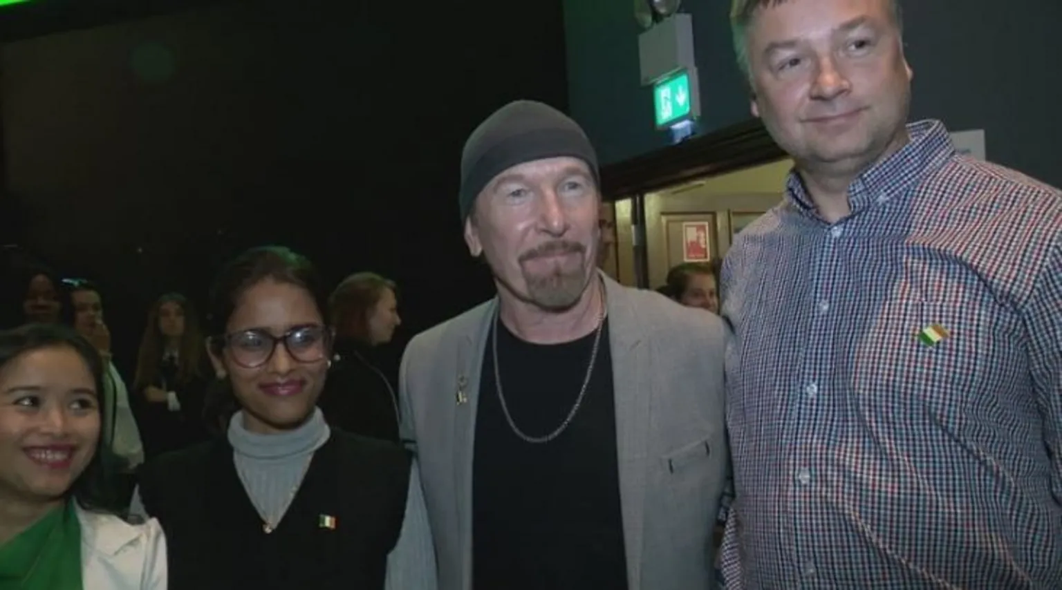The Edge se torna cidadão irlandês após mais de seis décadas no país O guitarrista do U2, David Howell Evans, conhecido como The Edge, recebeu a cidadania irlandesa em uma cerimônia na segunda-feira (Foto: RTÉ)