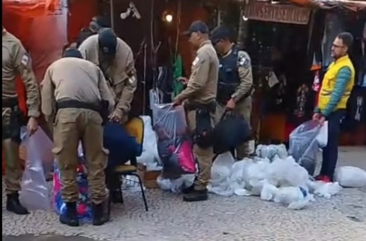 Ambulantes de Niterói denunciam abusos em apreensões feitas pela prefeitura Agentes da Seop apreendem mercadorias de comerciantes durante operação ocorrida no dia 14 de julho, na Rua Coronel Gomes Machado, no Centro (Foto: Reprodução/Vídeo)