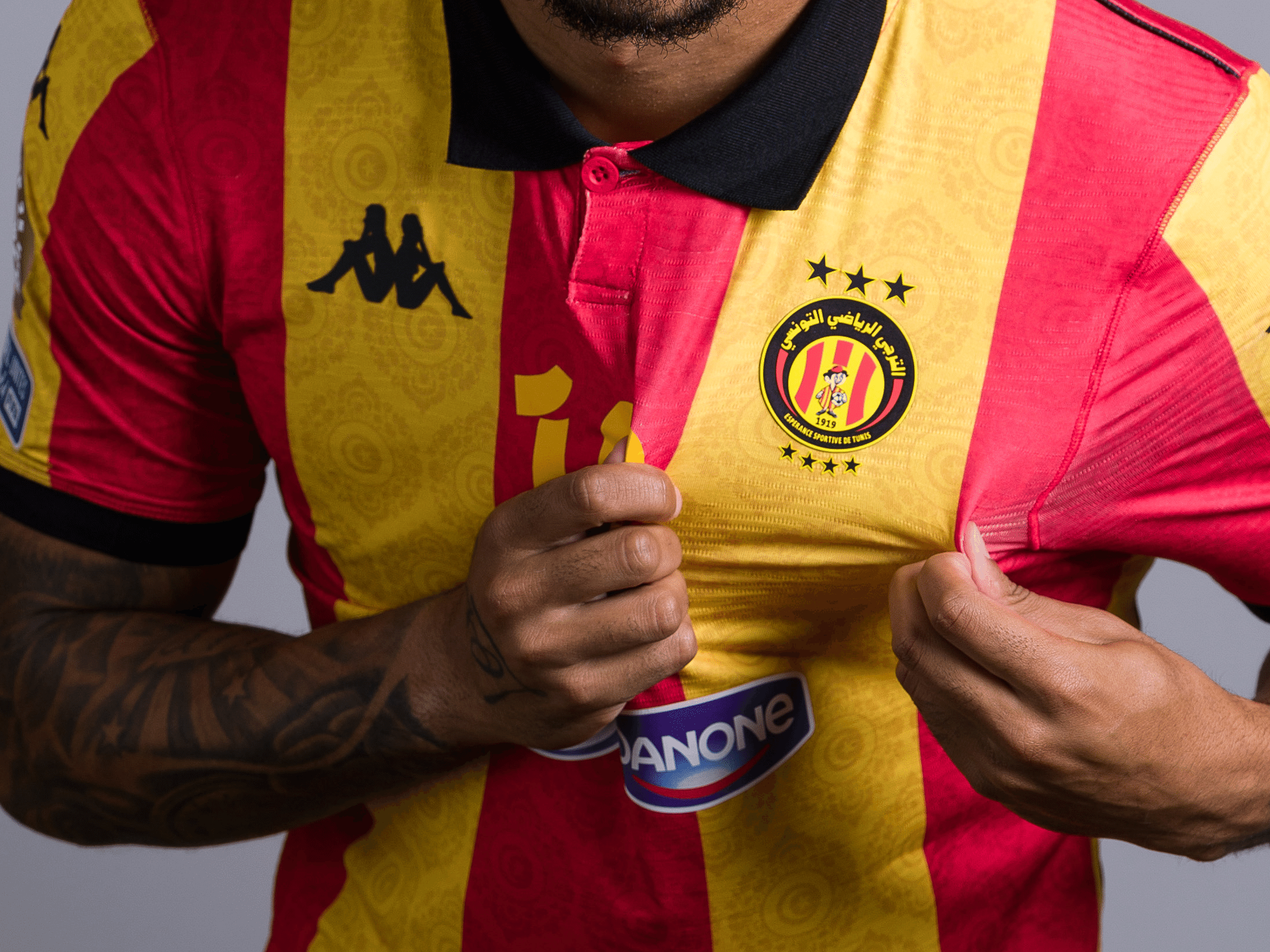 Uniforme do Espérance, da Tunísia, foi bastante elogiado em votação do The Athletic (Foto: Getty Images)