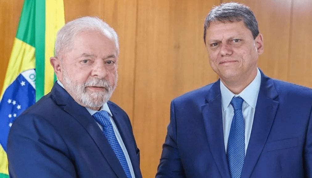 Deputados apontam oposição como favorita contra Lula nas eleições de 2026 Lula e Tarcísio de Freitas, governador de São Paulo (Foto: Ricardo Stuckert/PR/Divulgação)