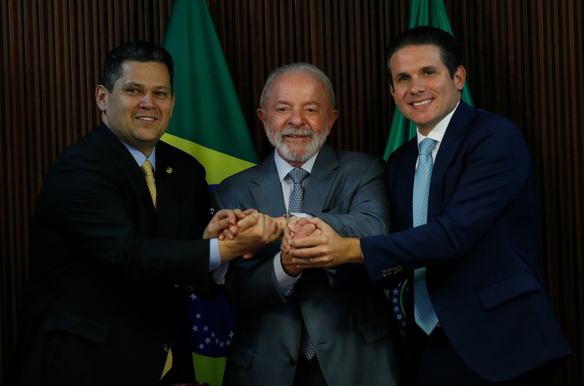 Governo enfrenta novas derrotas e intensifica crise com o Congresso nacional Lula assina medida provisória (MP) do setor elétrico ao lado dos presidentes do Senado, Davi Alcolumbre (União Brasil-AP), e da Câmara, Hugo Motta (Republicanos-PB) (Foto: Cristiano Mariz/Agência O Globo)