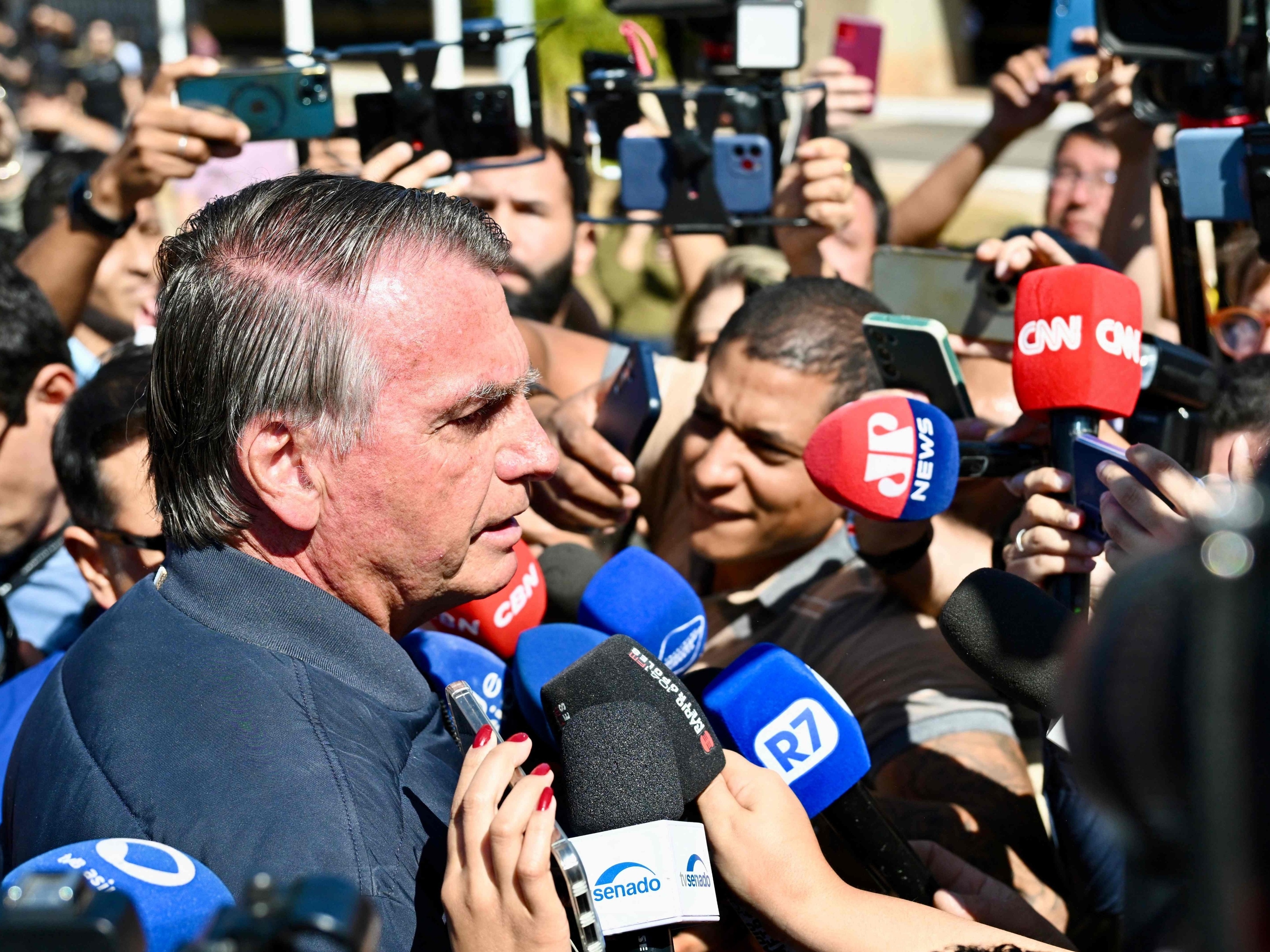 Bolsonaro afirma que não tinha conhecimento sobre pen drive e consultará Michelle O ex-presidente Jair Bolsonaro fala depois de colocar tornozeleira eletrônica em Brasília (Foto: Evaristo Sá - 18.jul.2025/AFP)