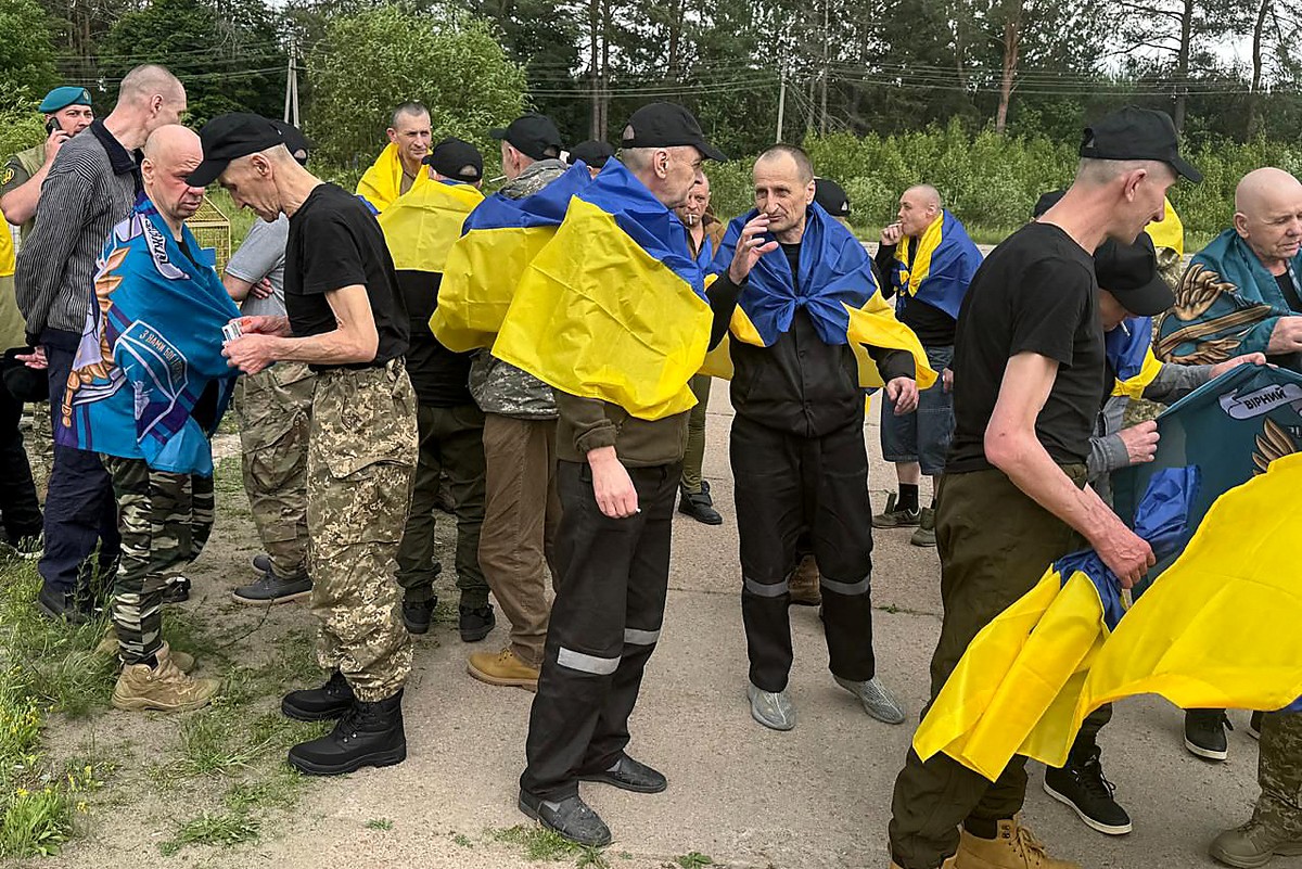 Rússia e Ucrânia realizam nova troca de prisioneiros em meio a conflitos persistentes Militares ucranianos libertados em troca de prisioneiros de guerra com a Rússia (Foto: Reprodução Telegram / @Volodymyr Zelensky / AFP)