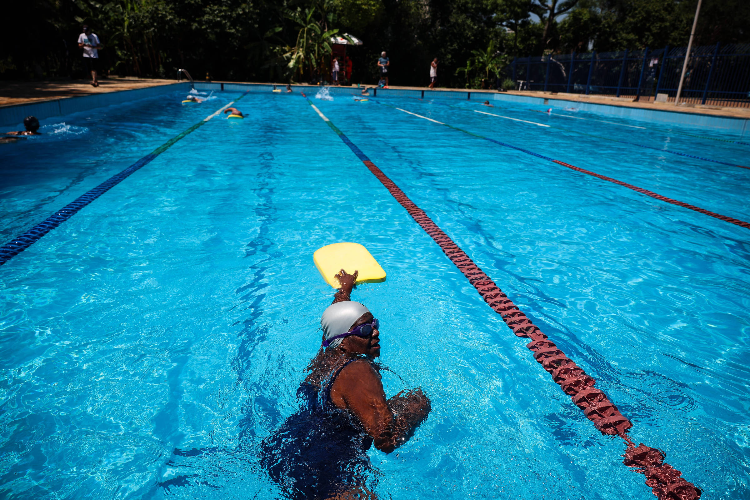 Exercícios aquáticos aceleram recuperação após cirurgias; saiba como funciona Exercícios na água são alternativa eficiente à fisioterapia tradicional e ajudam na recuperação física e mental após cirurgias (Foto: Zanone Fraissat/Folhapress)