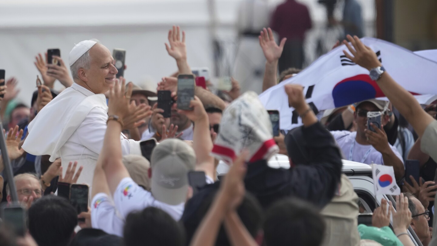 O Papa Leão XIV deixa o local ao final de uma Missa com jovens participantes do Jubileu da Juventude no campo de Tor Vergata, em Roma, no domingo, 3 de agosto de 2025. (Foto: AP Photo/Andrew Medichini)