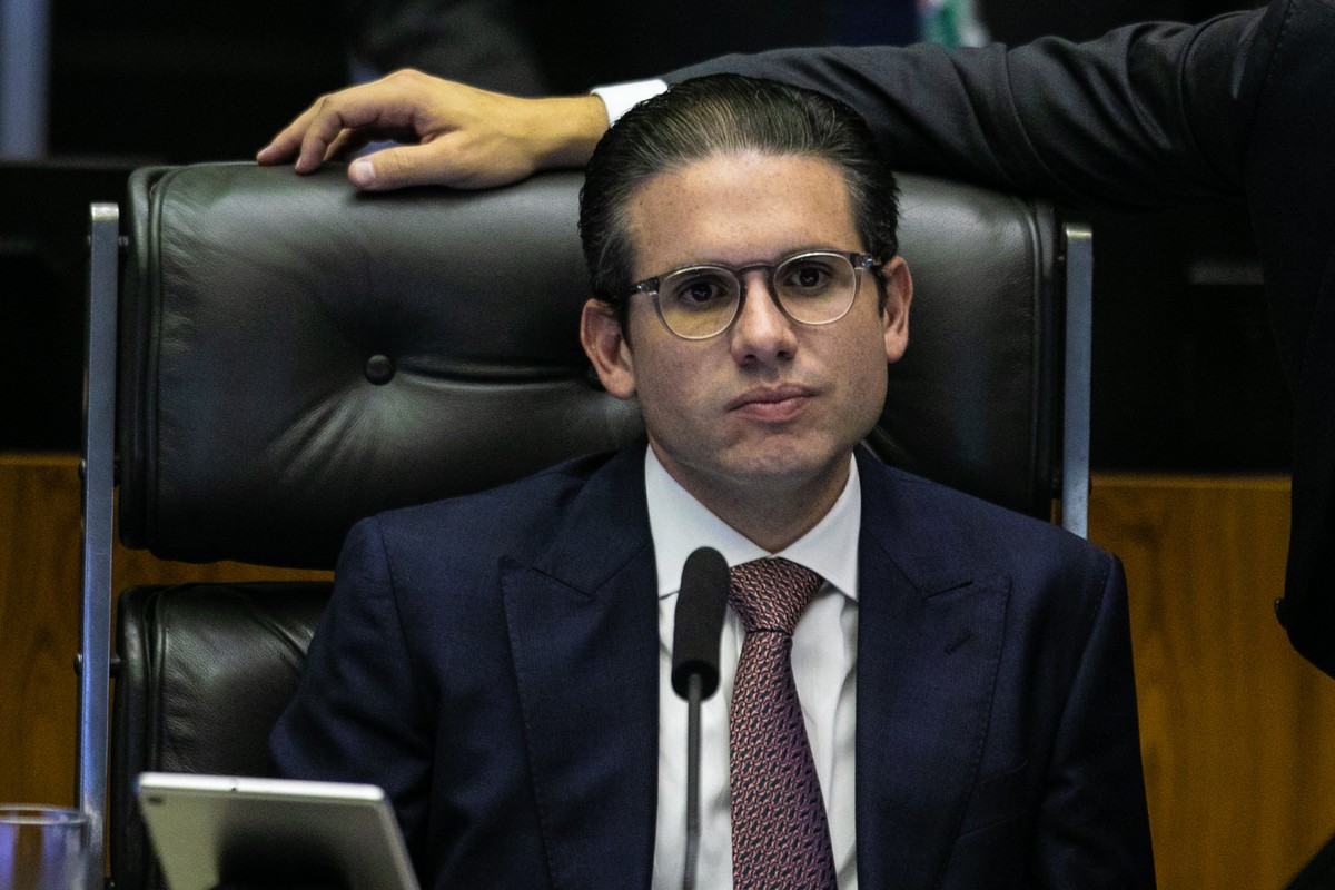 Motta ignora ligações de Gleisi e critica postura do governo Lula Hugo Motta em sessão plenária no projeto que cancela decreto do governo que elevou o IOF. (Foto: Brenno Carvalho / Agência O Globo)