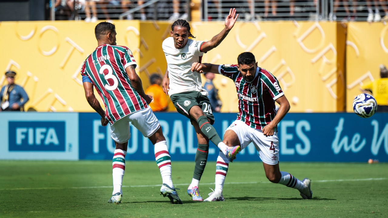 Não deu... - João Pedro, do Chelsea, marca contra o Fluminense, time onde começou: força da grana (Foto: Marvin Ibo Guengoer/GES Sportfoto/Getty Images)
