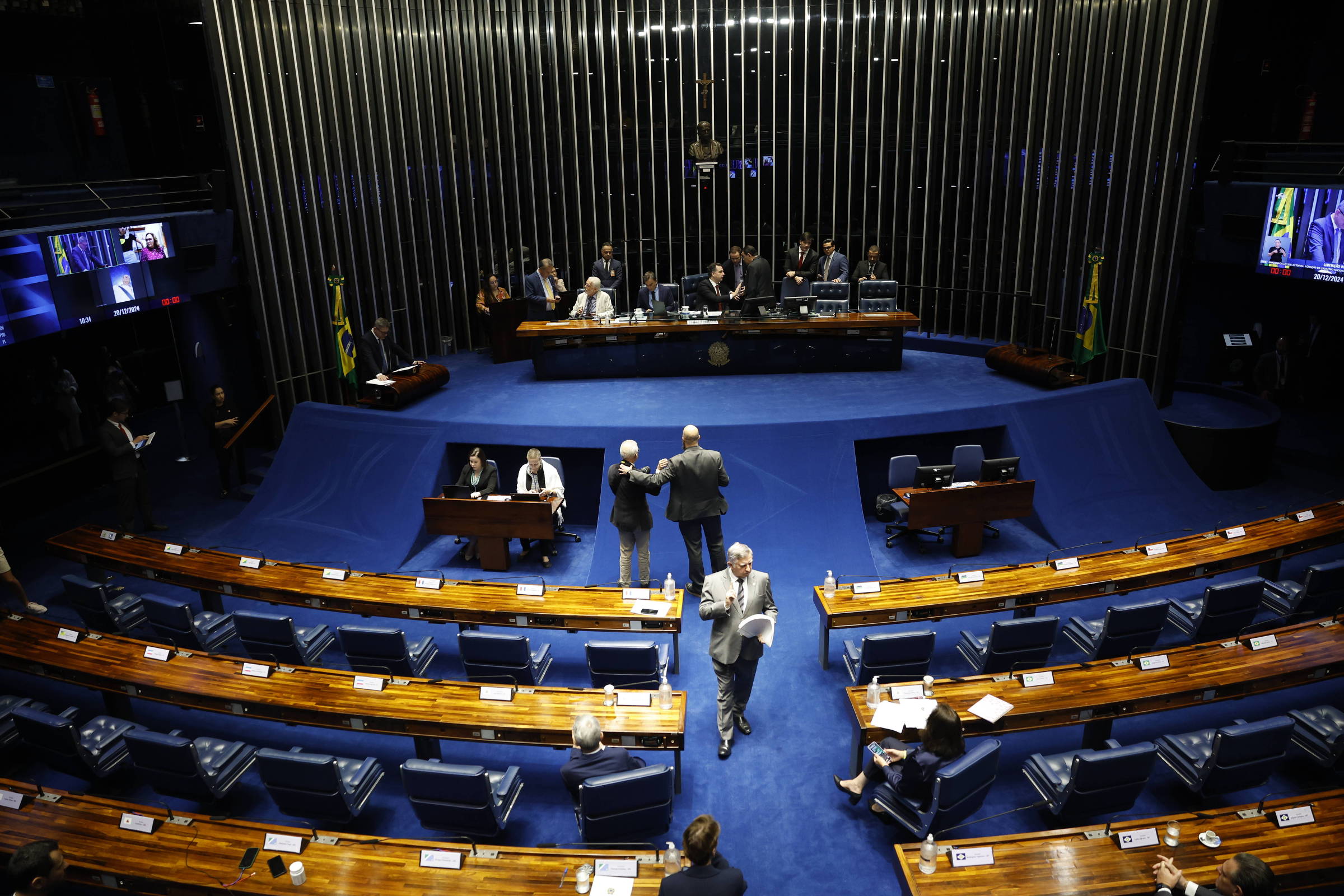 Comissão aprova projeto que permite uso de armas contra invasores de propriedades Comissão de segurança do Senado aprova legítima defesa para uso de arma em invasão de propriedade (Foto: Pedro Ladeira - 20.dez.2024/Folhapress)