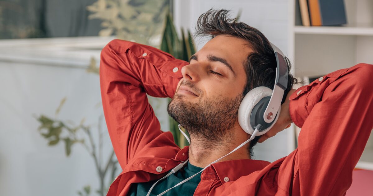 Venda de CDs despenca enquanto streaming de música e vinil ganham popularidade O mercado mundial de música cresceu 4,8% em 2024 e bateu novo recorde em volume de negócios (Foto: Carballo/Adobe Stock)