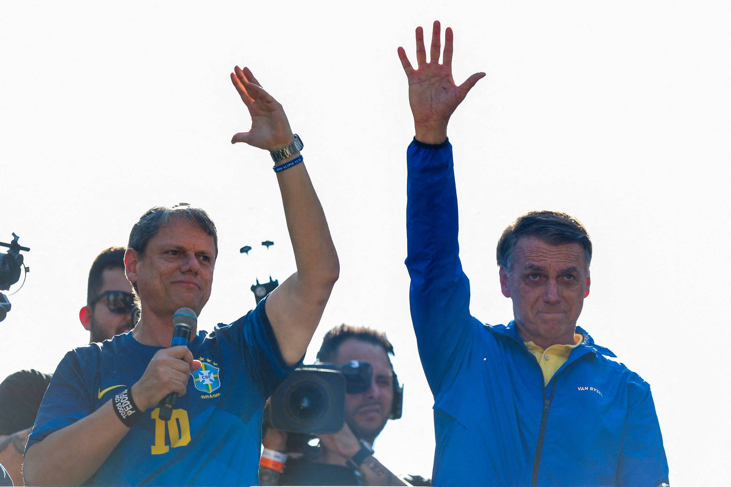 Candidato de centro-direita promete indulto a Bolsonaro, afirma Tarcísio Tarcísio de Freitas e Jair Bolsonaro em ato bolsonarista na avenida Paulista, em SP (Foto: Miguel Schincariol - 29.jun.25/AFP)