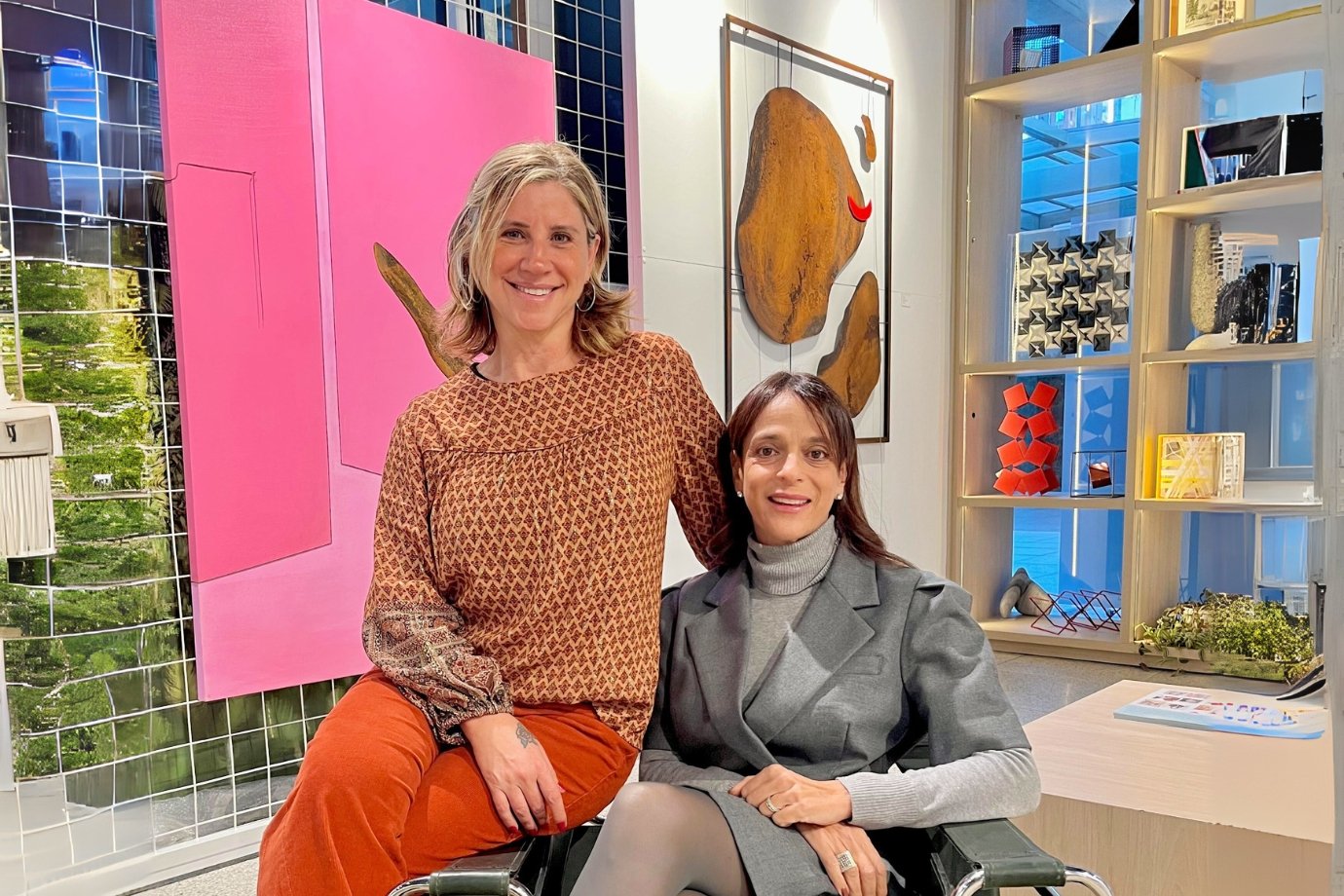 Amigas de infância abandonam carreira e visam R$ 5 milhões com galeria de arte Natasha Szaniecki e Ariela Mansur, da NATA Art&Design: amigas de colégio estão juntas em nova empreitada há cerca de um ano (Foto: Reprodução)