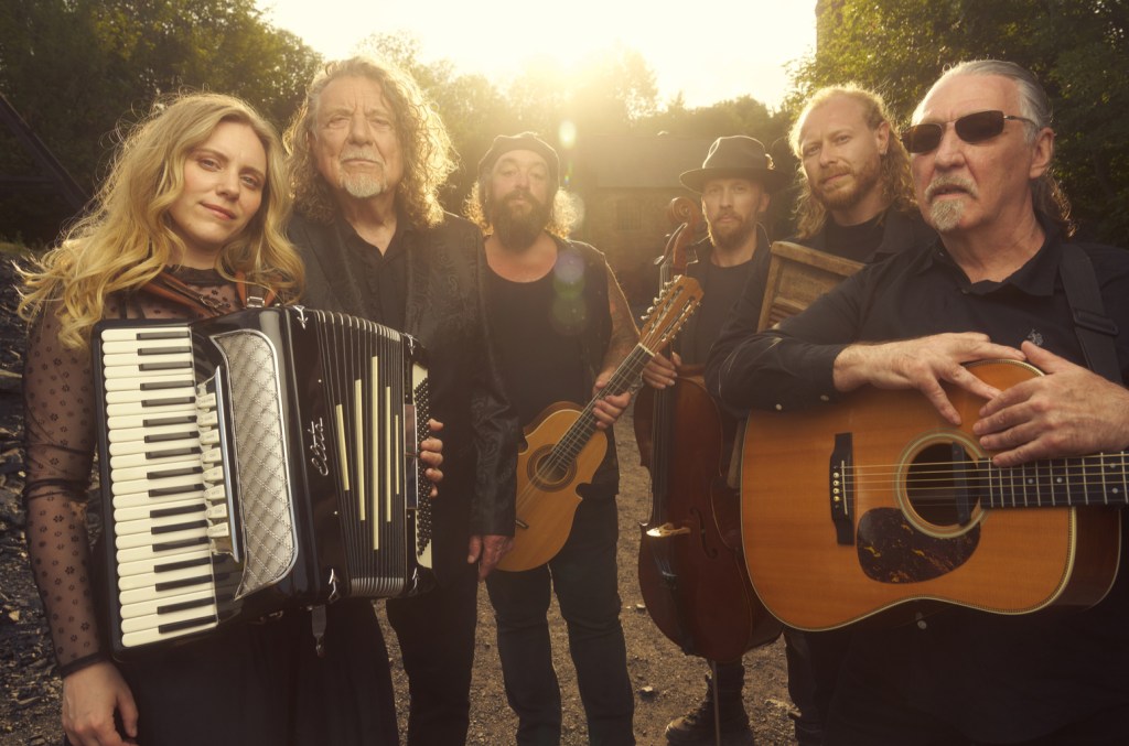 Robert Plant anuncia um novo álbum de covers que será lançado em setembro com a nova banda Saving Grace. (Foto: Reprodução)